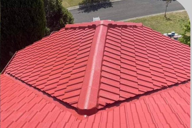 Tiled roof before and after restoration and painting - after